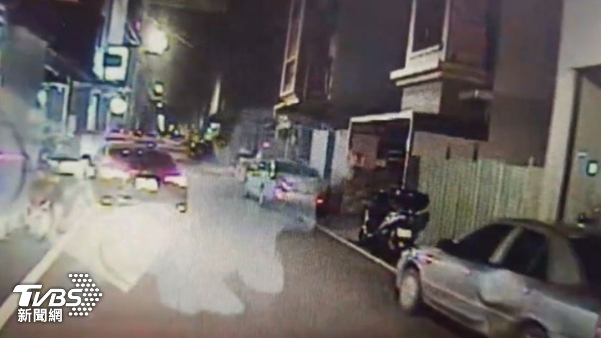 救護車抵達門口　屋內有人中刀。（圖／TVBS）