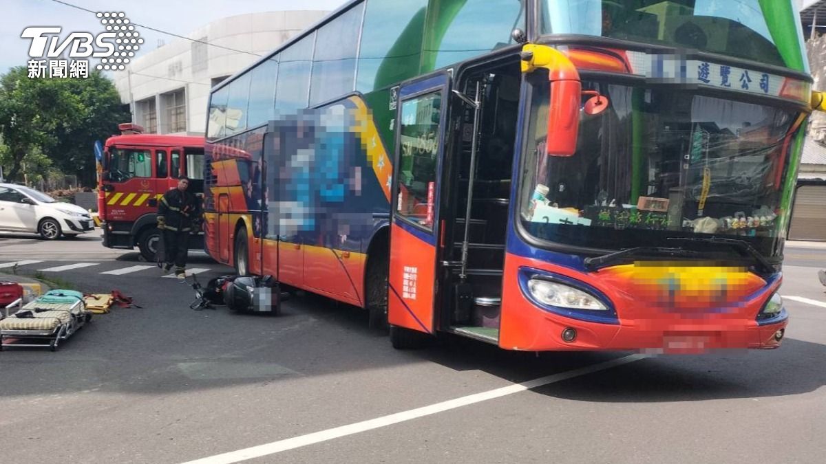 遊覽車司機右轉時撞上女騎士,女騎士最終傷重死亡。(圖/TVBS)