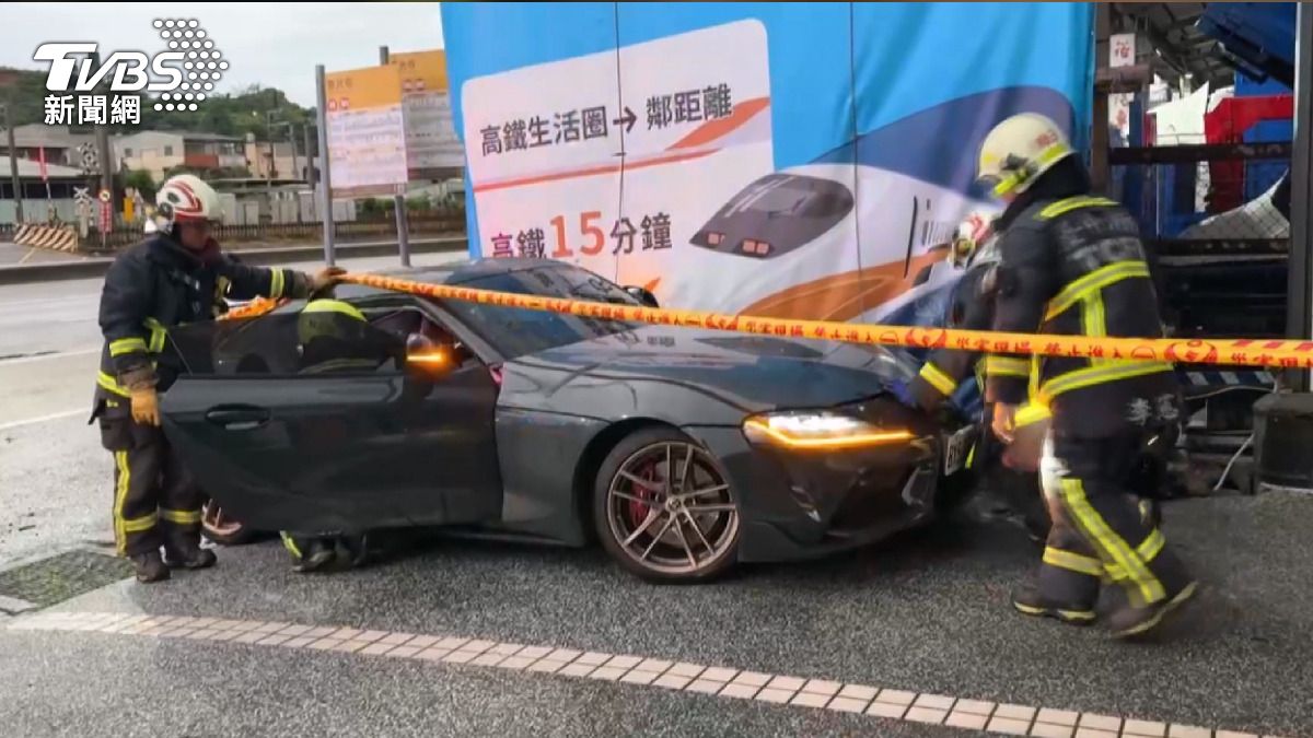 疑疲勞+天雨路滑!雙門跑車「撞電桿停入格」 男受困獲救無礙。(圖/消防隊提供)