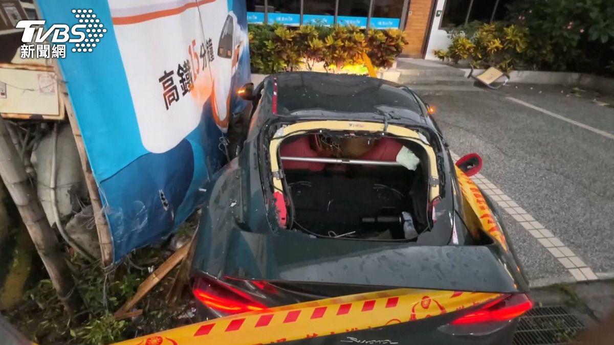 台中一輛雙門跑車在雨夜中失控打水漂,竟撞進接待中心的停車格內。(圖/消防隊提供)