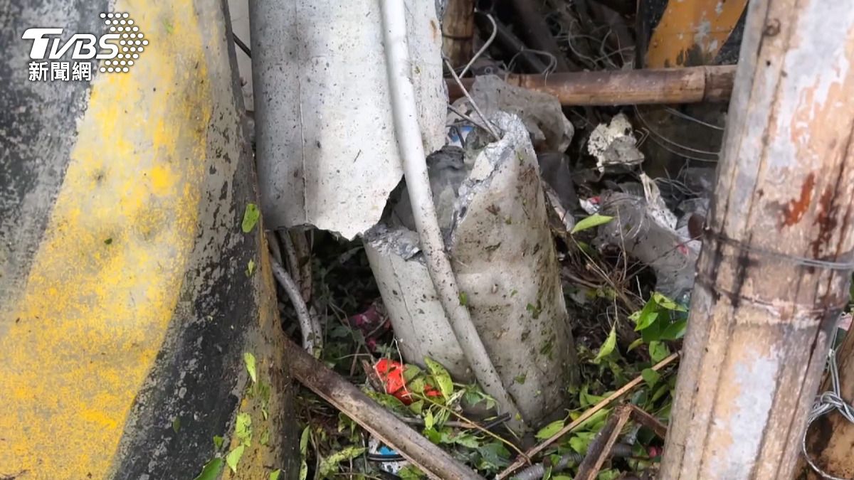 整輛車打橫濺起大水花,橫著衝過來後撞上電線桿和公車站牌。(圖/消防隊提供)