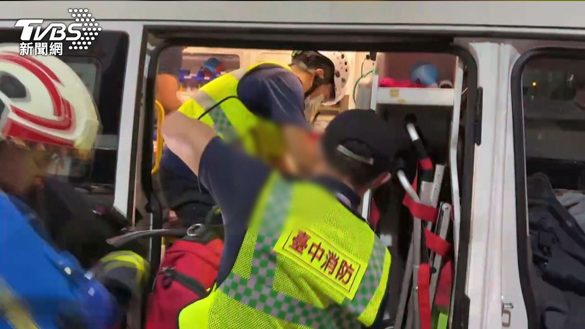 撞擊力道不小,導致駕駛受困車內無法脫身。(圖/消防隊提供)