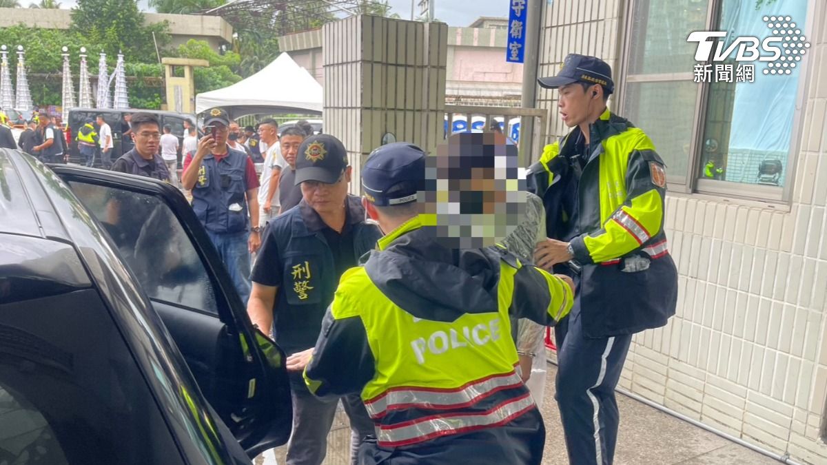 警方現場逮獲3名通緝犯。（圖／TVBS）