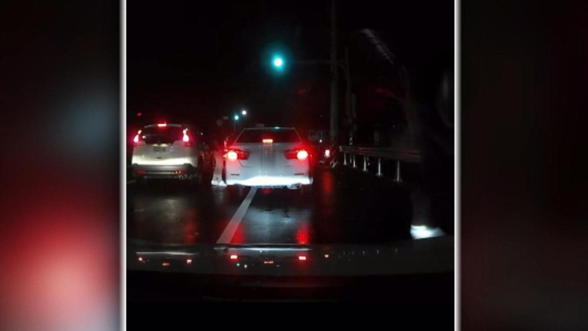 林姓男子手持棍棒猛烈砸車。(圖／民眾提供)