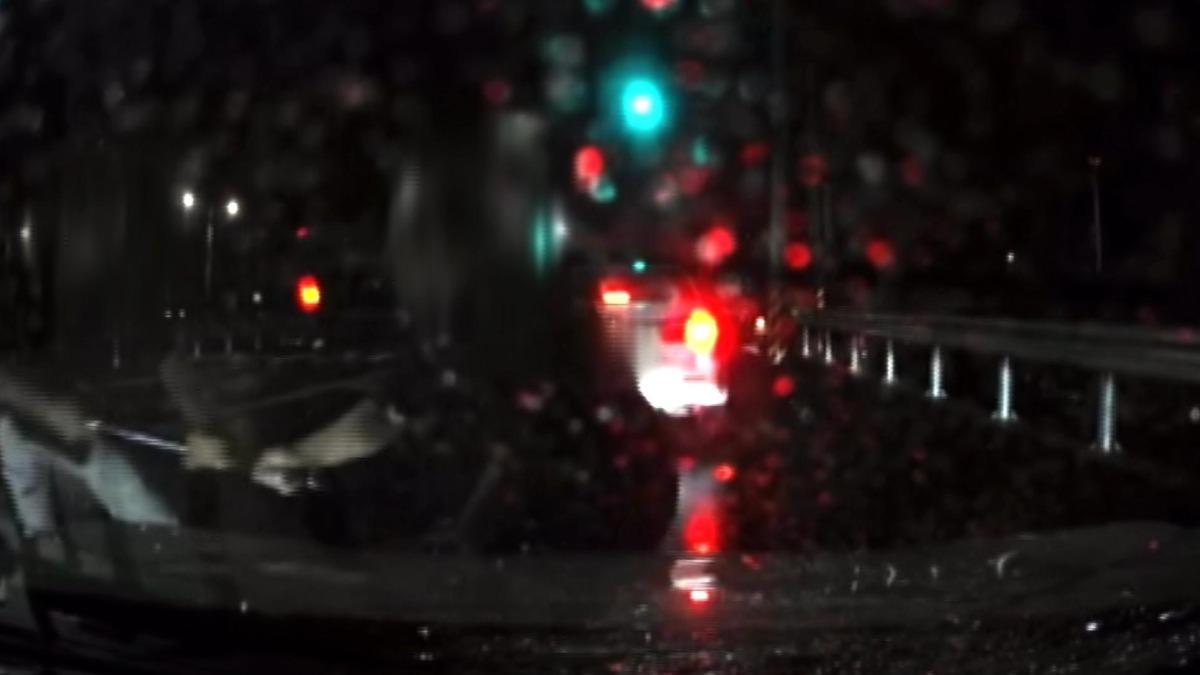張姓車主試圖抓住棍子，雙方發生拉扯。(圖／民眾提供)