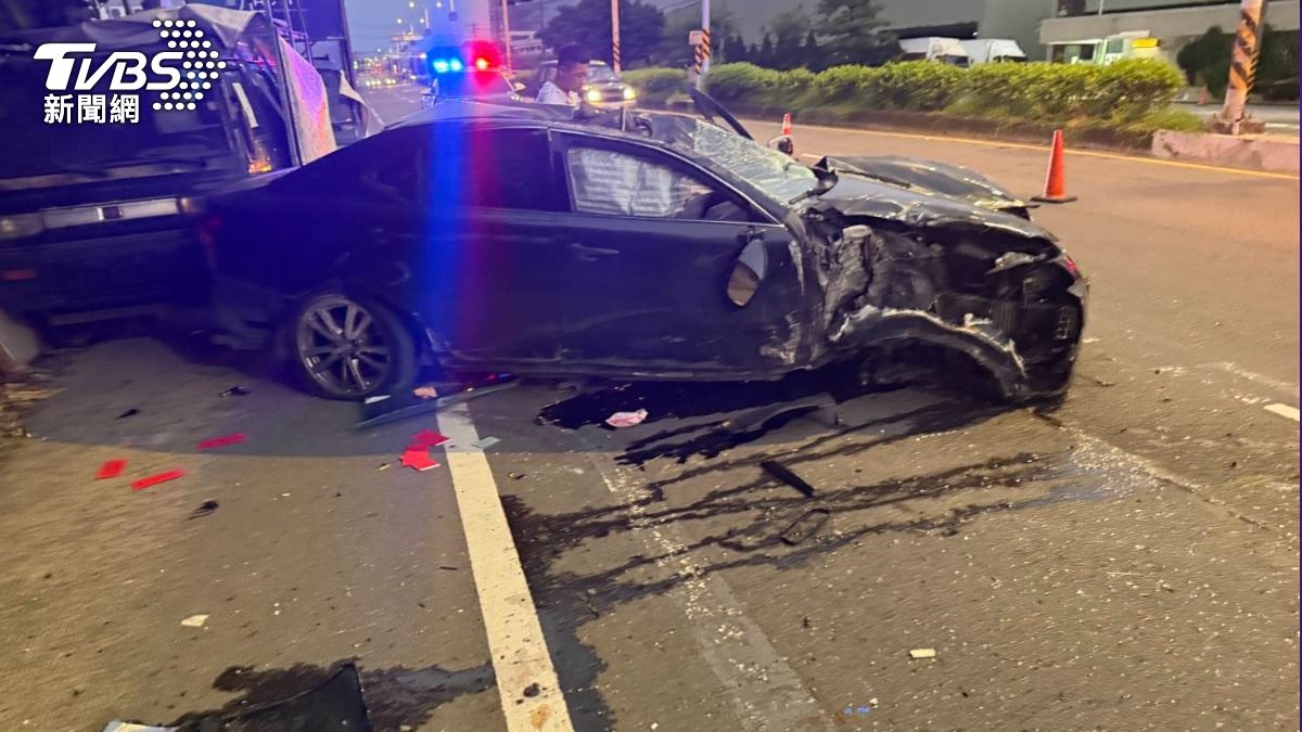 汽車車輪被撞到不見。(圖/TVBS)
