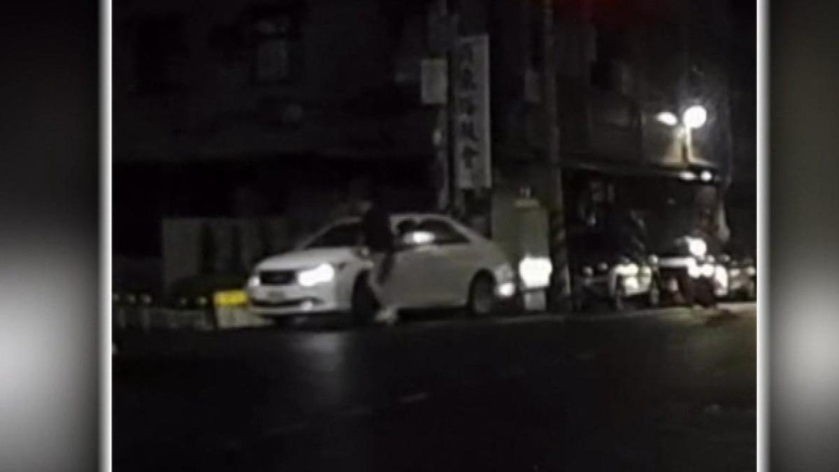女性友人接著駕駛，並直接衝撞張姓車主。(圖／民眾提供)