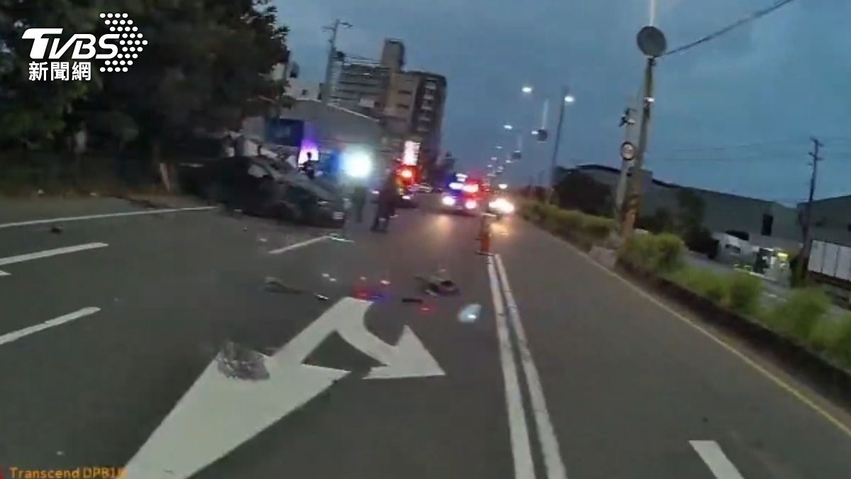 汽車自撞後嚴重毀損。(圖/TVBS)
