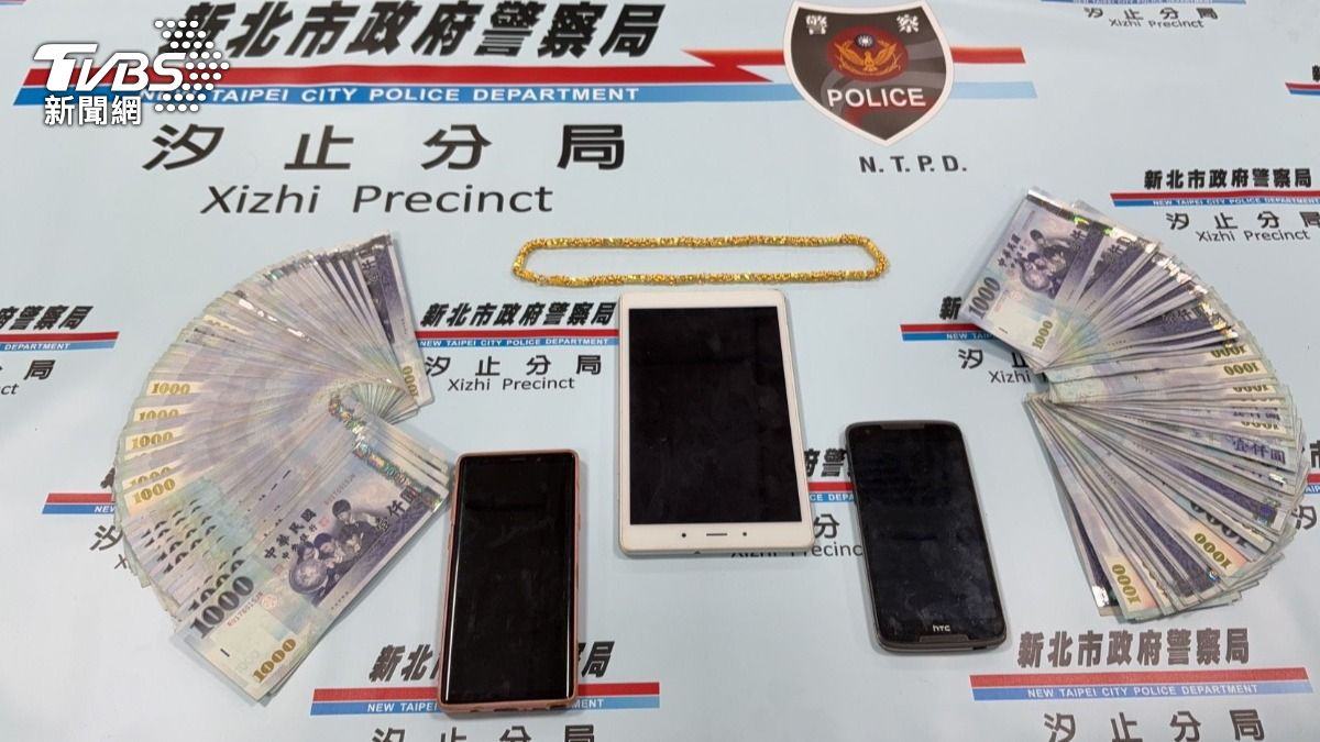 警方查購金項鍊、贓款等證物。(圖/TVBS)