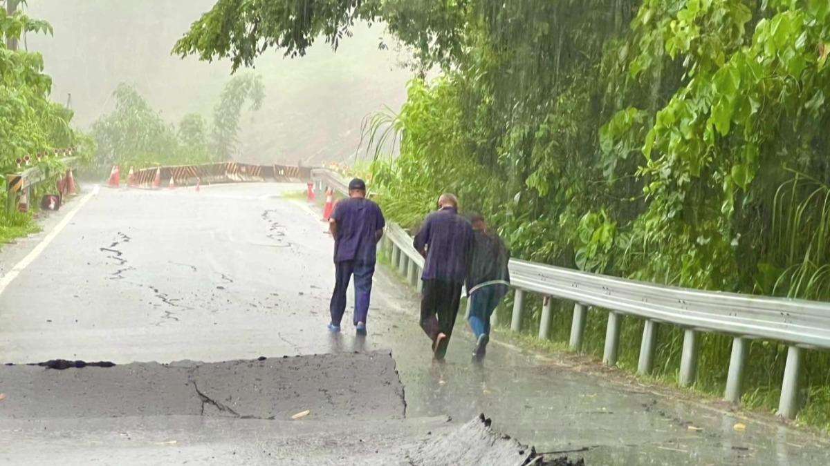 在這場醫療接力賽中，醫護人員面臨極大挑戰。(圖／民眾提供)