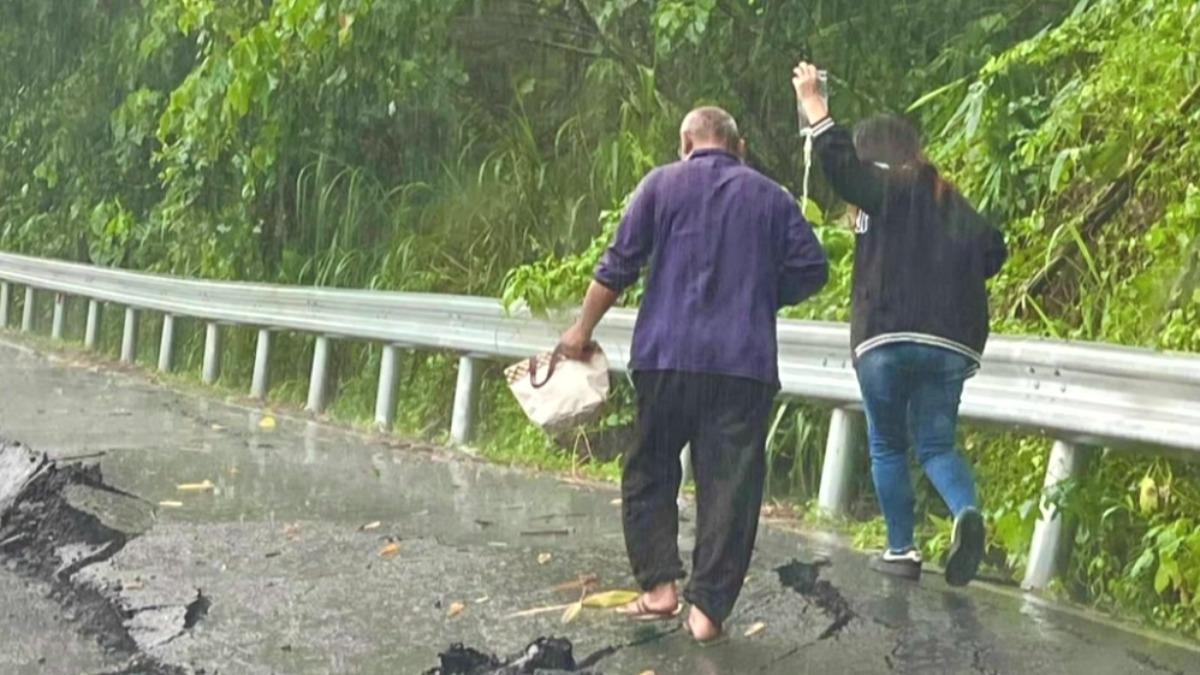 醫療人員克服了交通受區阻的困境。(圖／民眾提供)