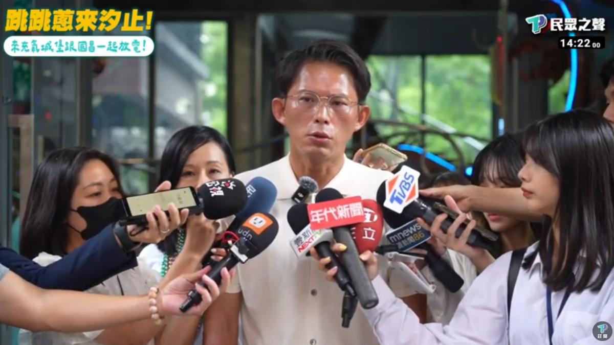 傳政院普發現金納排富 黃國昌酸:大方提出「別放話測風向」