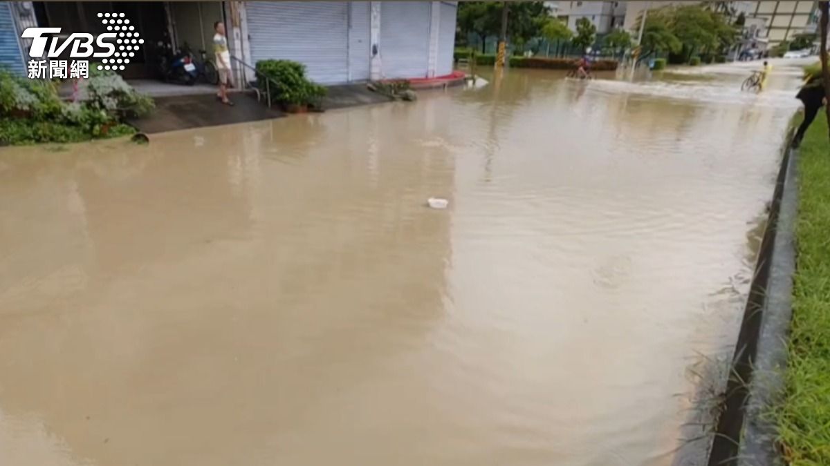 暴雨沒要停!雲林大湖口溪溢堤倒灌 3百戶泡泥水道心酸