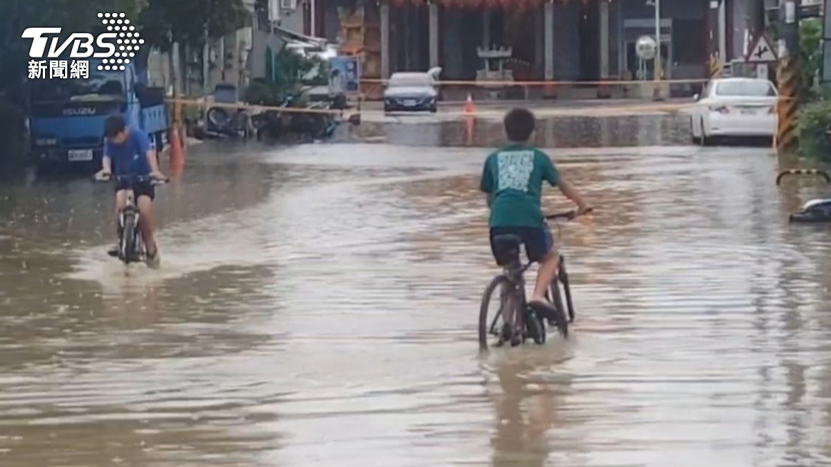 雲林雨勢又大又急,水幾乎像是用倒的一般,傾盆大雨使大湖口溪溢堤倒灌。(圖/TVBS)
