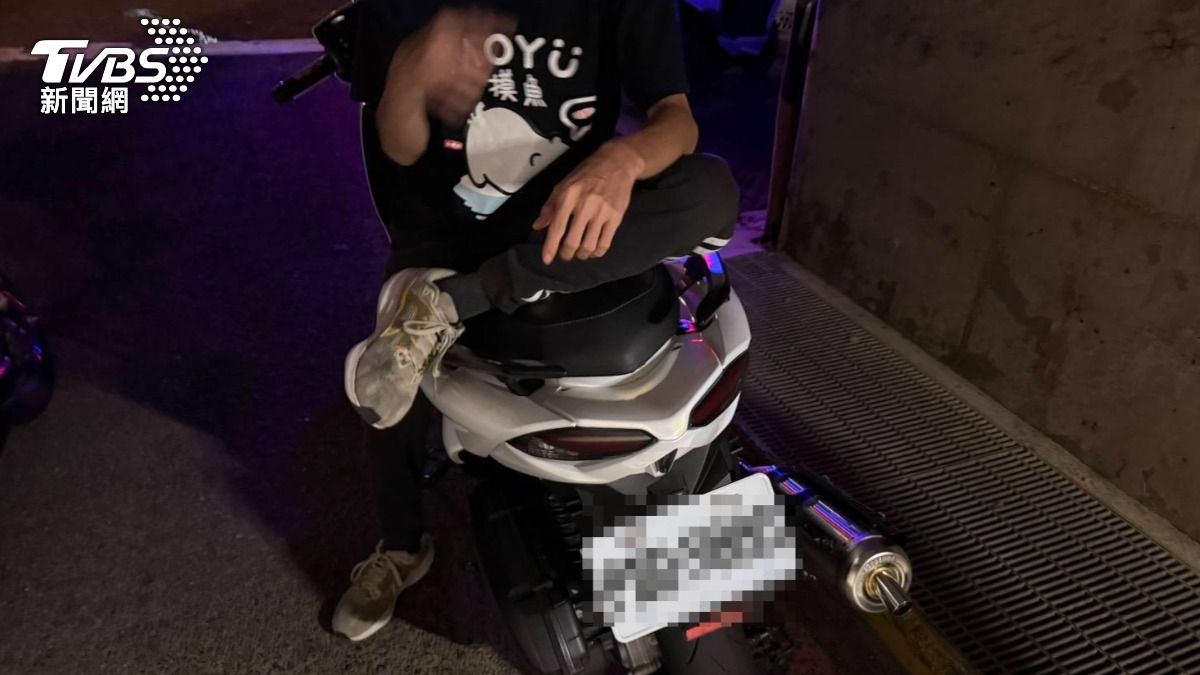 桃園警方發現有青年群聚地下道騎改裝車，集體夜遊。（圖／TVBS）