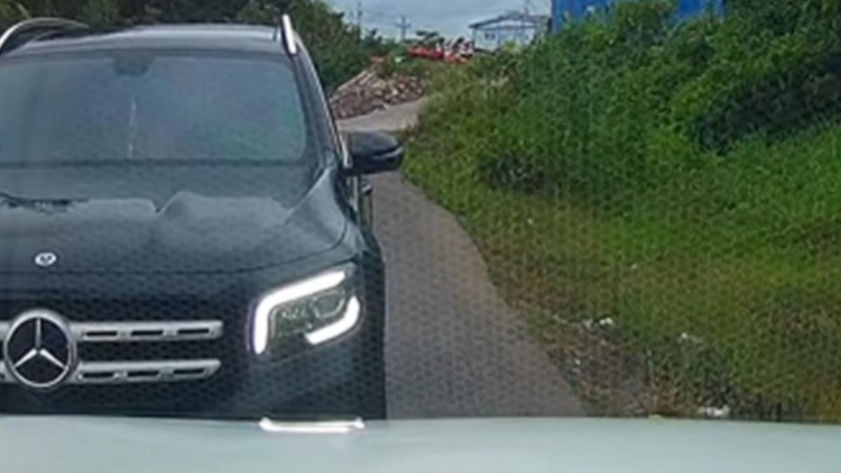 廣西一名賓士女車主會車時，不僅拒絕讓路，還亮出執法證件威脅對方，引發爭議。（圖／翻攝自抖音）