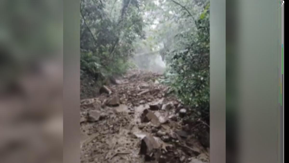 阿里山鄉新美部落有怪手駕駛冒雨搶通道路,結果一邊施工,前方又出現土石流,場面險象環生。(圖/民眾 汪逢原)