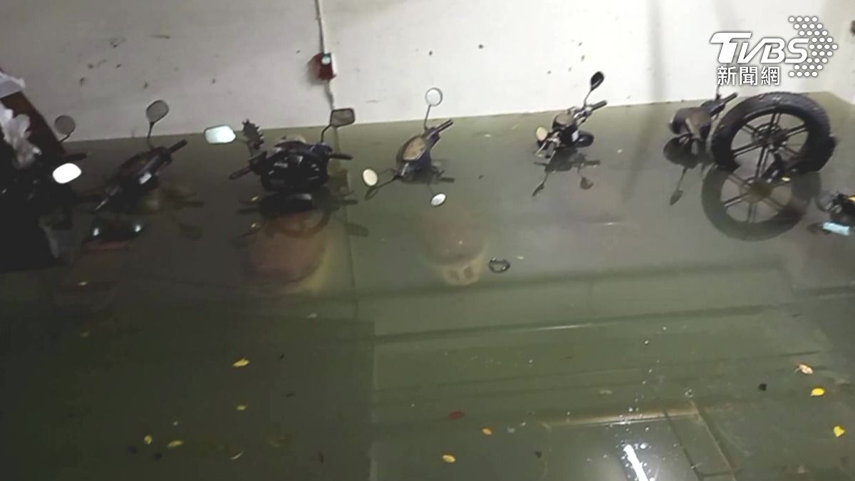 台南中西區觀亭街舊公寓地下室進水導致約２０部機車遭到滅頂。（圖／TVBS）