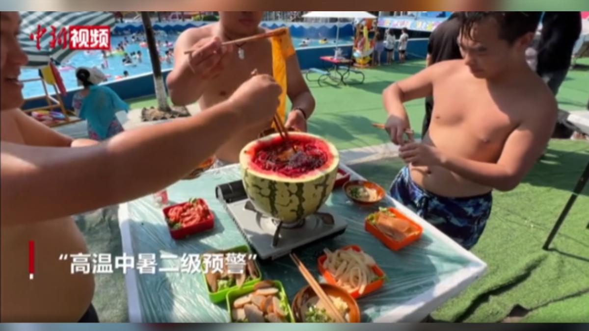重慶出現西瓜火鍋，業者將果肉挖空，把西瓜皮當作鍋子、倒入熱騰騰的麻辣高湯，頓時香味四溢。（圖／中新網）