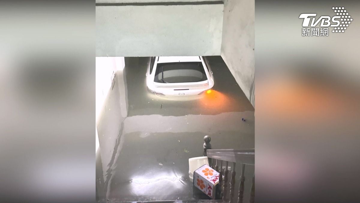 新市區一處集合住宅的停車場入口完全變成水坑，車輛全部被淹沒。（圖／翻攝Threads_wyt_164）