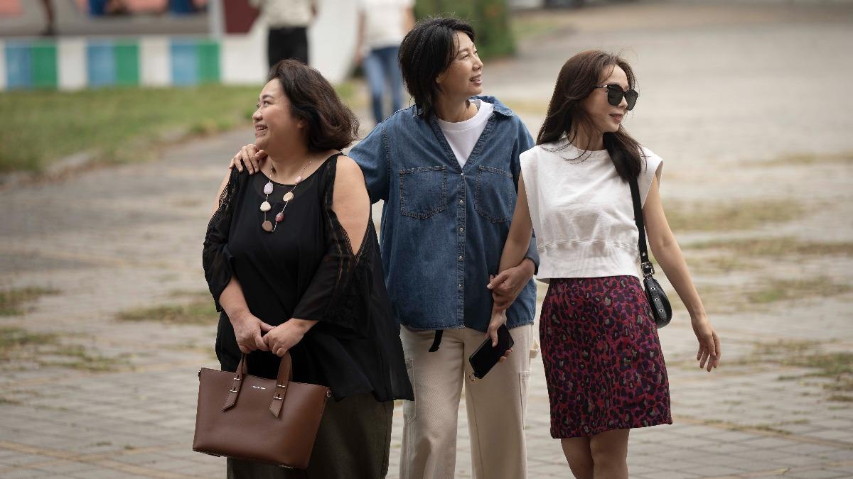 鍾欣凌(左起)、丁寧、孫淑媚主演《拜六禮拜》。(圖/華視提供)