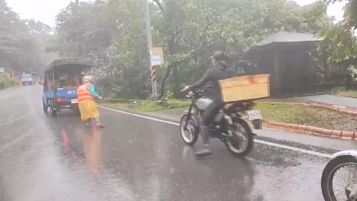 隔壁部落族人冒險騎車運送物資，車輛還一度拋錨，需以汽車拖拉機車前進。（圖／黃曉玉　提供）