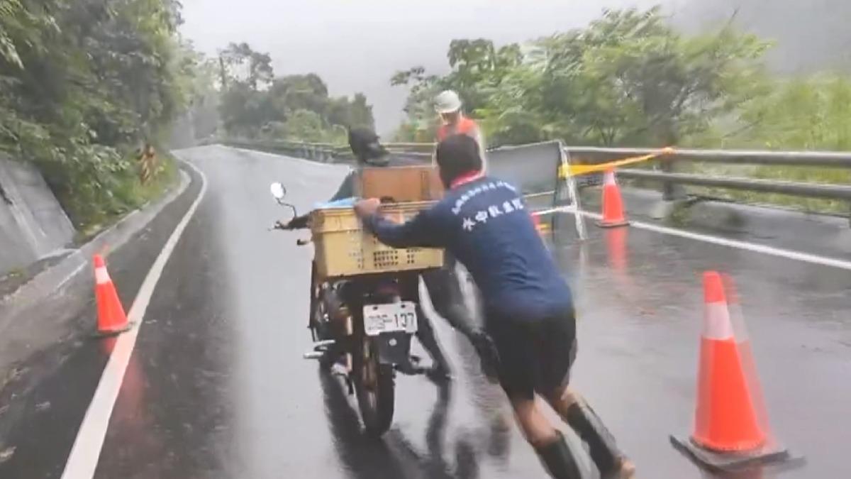 隔壁部落的熱心族人接獲求助後，冒險穿越危險路段運送物資。（圖／黃曉玉　提供）