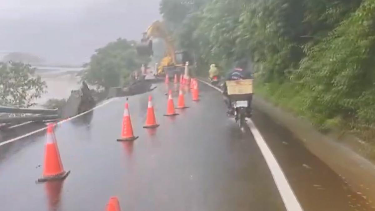 沿途遇到路基坍塌的危險路段，冒險穿越危險路段運送物資。（圖／黃曉玉　提供）