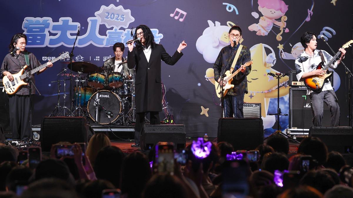麋先生太受高校生歡迎,加碼演唱安可曲。(圖/當大人高校祭提供)