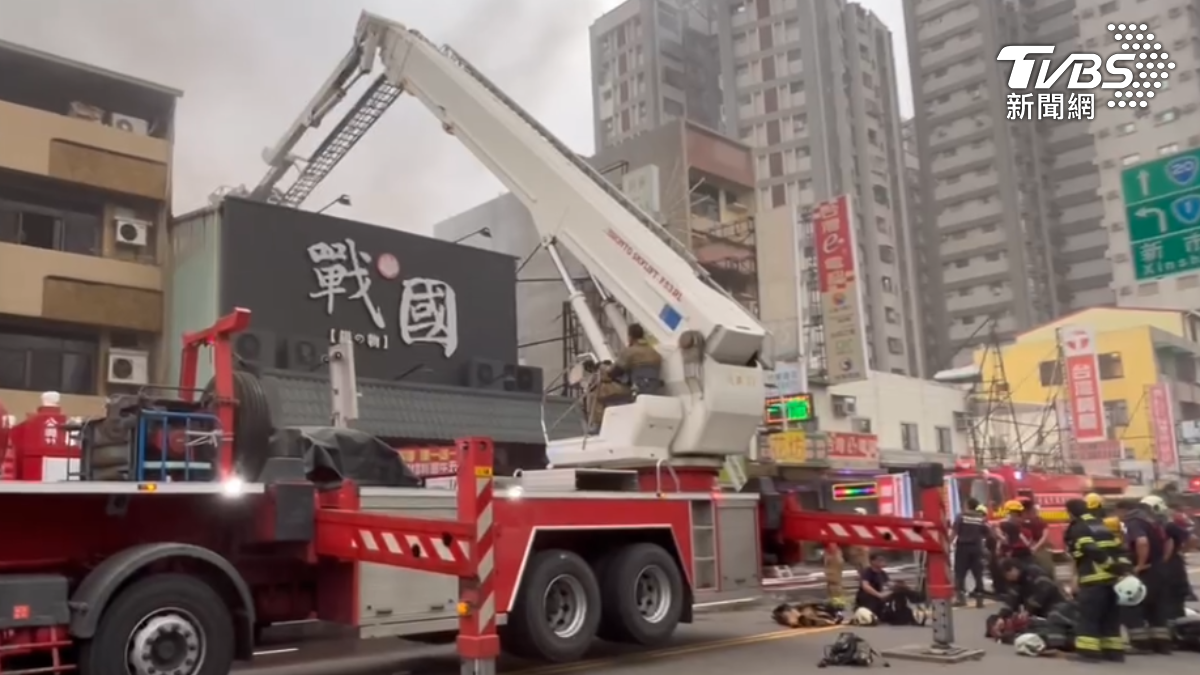 快訊/台南連鎖火鍋店燃燒!大量濃煙狂竄 13人嚇壞驚逃