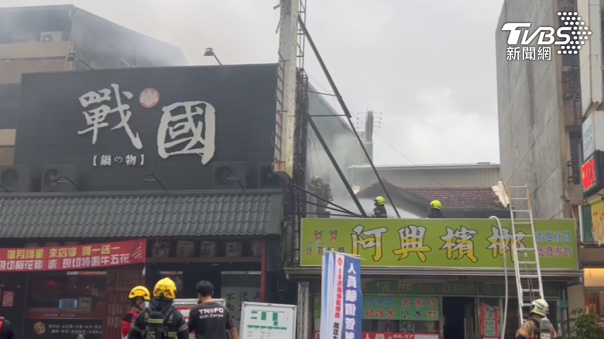 二樓不斷噴出濃煙。（圖／TVBS）
