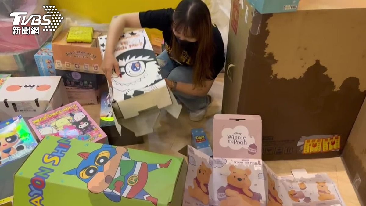 台南大雨釀災,盒玩店粗估,損失金額超過20萬元。(圖/TVBS)