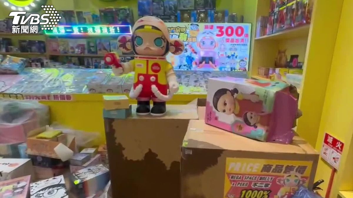 店家透露,三個泡泡瑪特成本價12萬元,接續也會舉行愛心義賣,幫忙其他受災戶。(圖/TVBS)