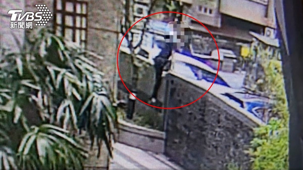 通緝犯銀樓搶金項鍊躲進社區翻牆逃。（圖／TVBS）