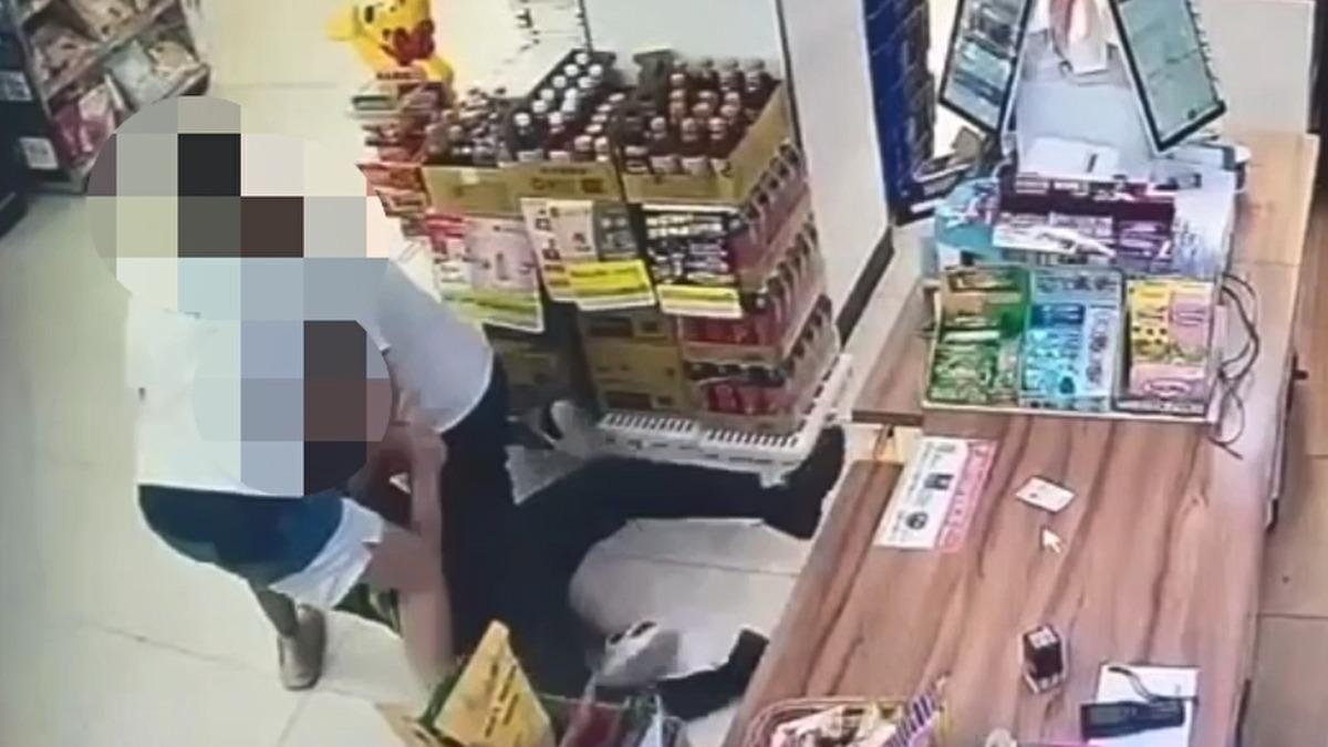 緊貼玻璃稱擠痘痘，店員勸阻慘遭拖行暴打。(圖／店家提供)