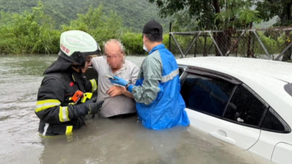 69歲翁開車去金崙泡湯,遇溪水暴漲險滅頂。(圖/TVBS)