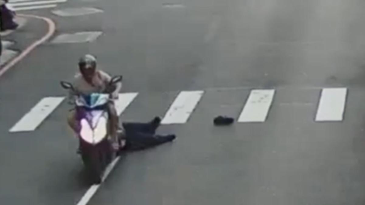 通緝犯拒檢逃竄,蛇行飆車拖行警300公尺。(圖/警方提供)