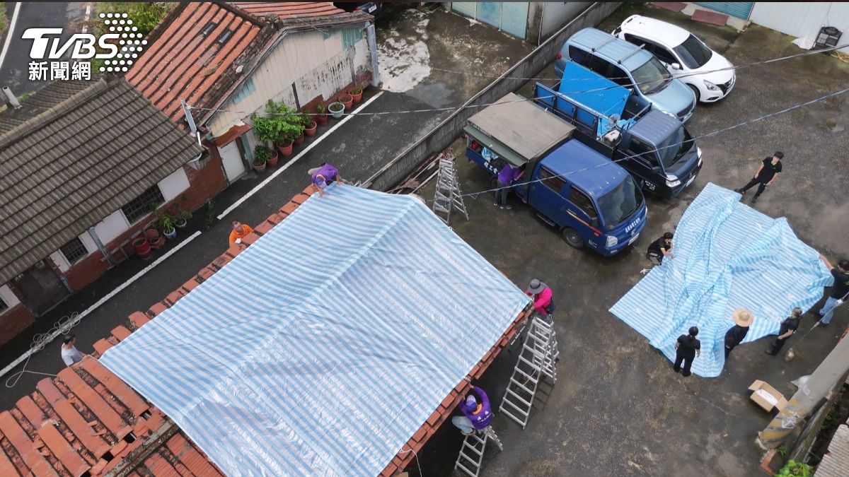 風雨掀翻屋頂!台中「修繕天使」自掏腰包南下修繕10餘戶。(圖/萬豐室內裝修公司提供)