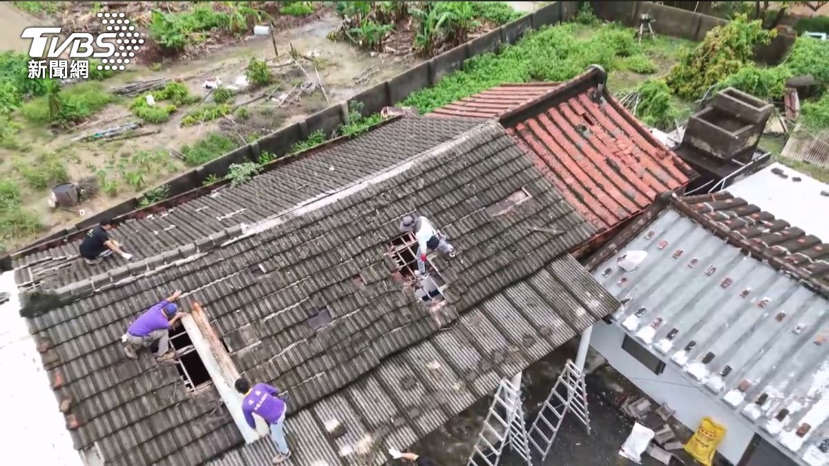 風雨掀翻屋頂!台中「修繕天使」自掏腰包南下修繕10餘戶。(圖/萬豐室內裝修公司提供)