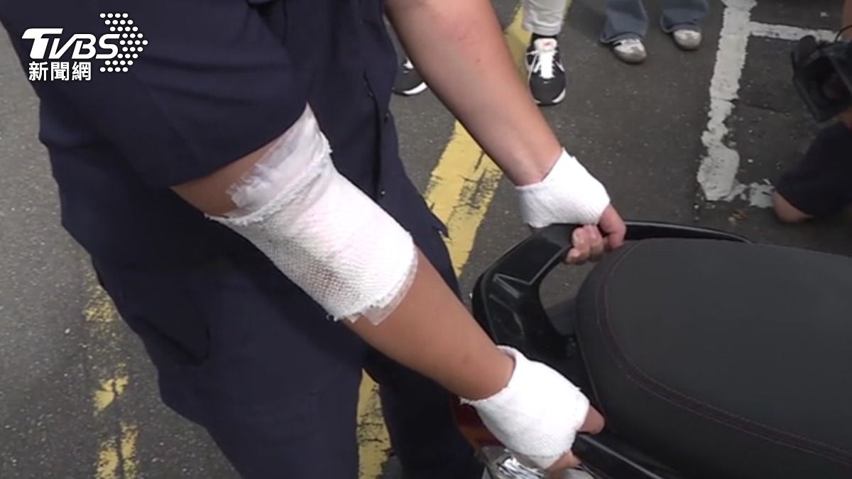 警遭毒犯拖行。（圖／TVBS）