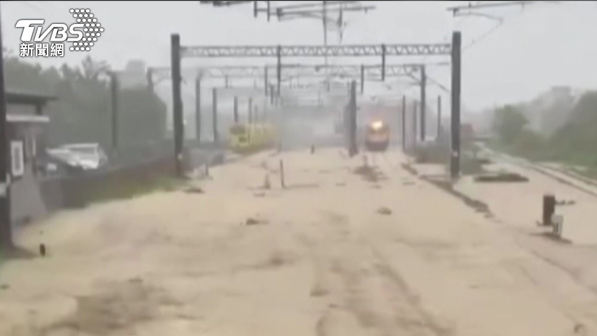  雲林豪雨釀重災！老屋倒塌婦人被壓　台鐵停駛７００人受困。(圖／民眾提供)
