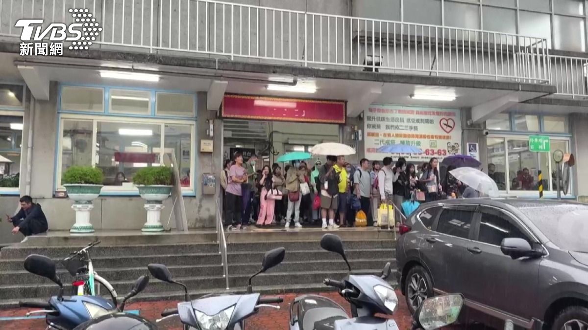  雲林豪雨釀重災！老屋倒塌婦人被壓　台鐵停駛７００人受困。(圖／民眾提供)