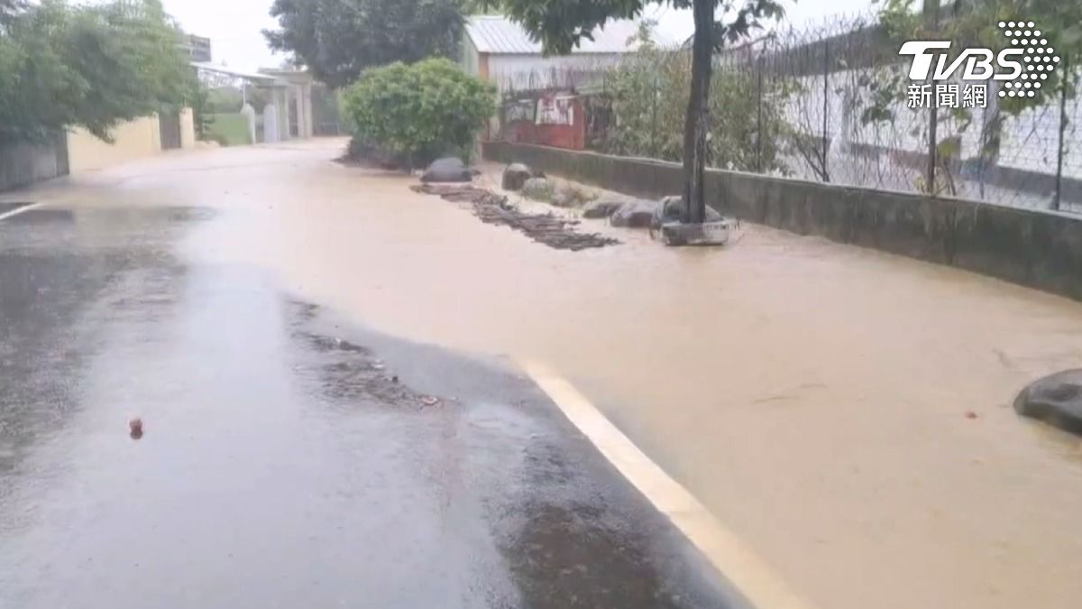 屏東縣部分地區十二小時內降下超過四百毫米雨量，導致多處嚴重積水。（圖／TVBS）