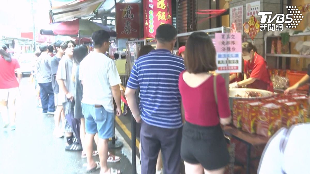 地勢較高的萬巒豬腳街未受影響，即使雨勢不斷，遊客人潮依舊。（圖／TVBS）