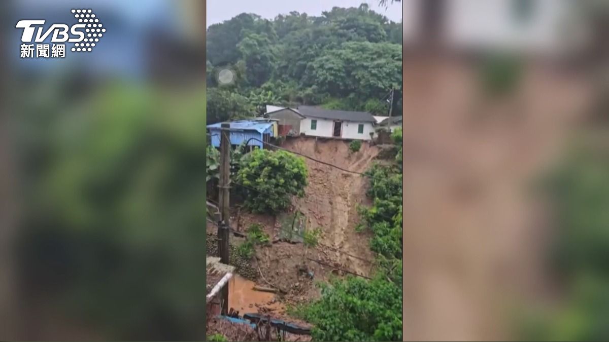 暴雨土石流！員林湖水路三合院「地基沖毀」　房屋懸空恐垮塌。(圖／TVBS)