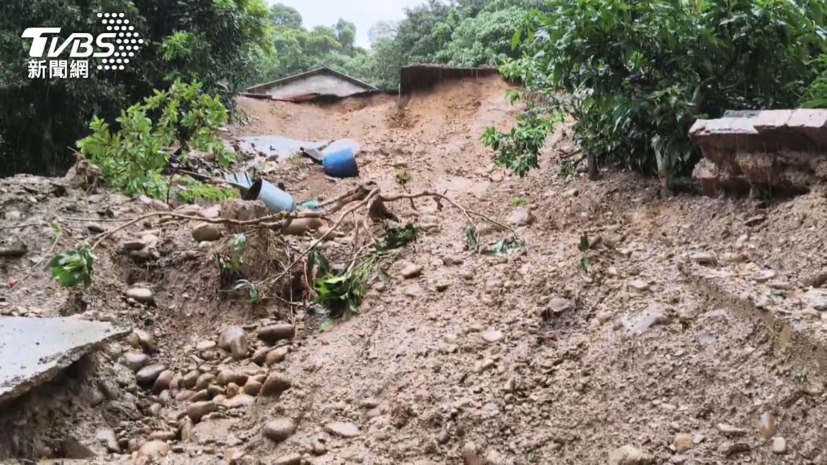 暴雨土石流！員林湖水路三合院「地基沖毀」　房屋懸空恐垮塌。(圖／TVBS)