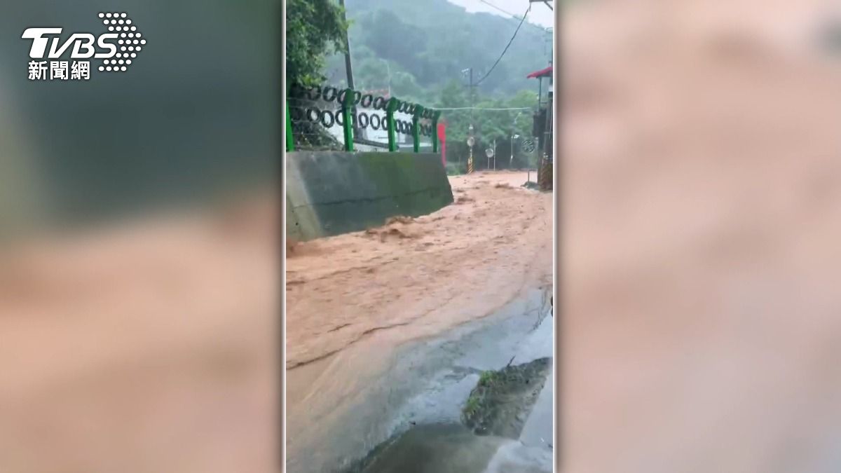 暴雨襲彰化！土石沖毀道路　三合院懸空危急。(圖／TVBS)