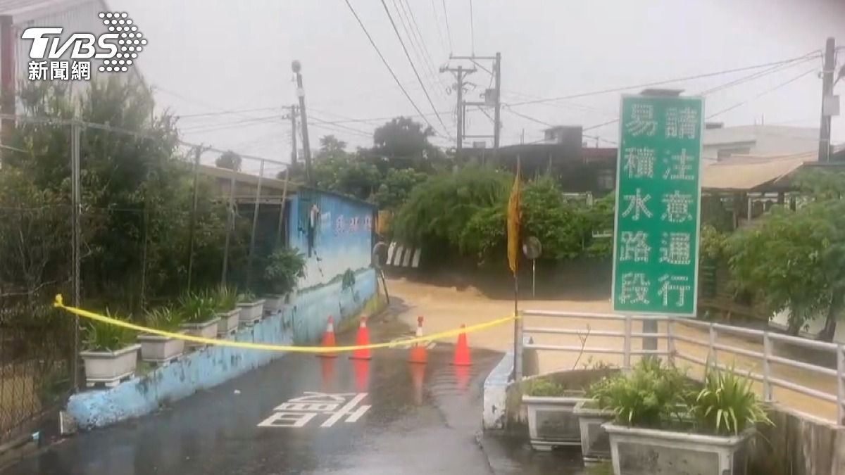 馬路被滾滾黃泥水淹沒，已經圍起封鎖線。(圖／TVBS)