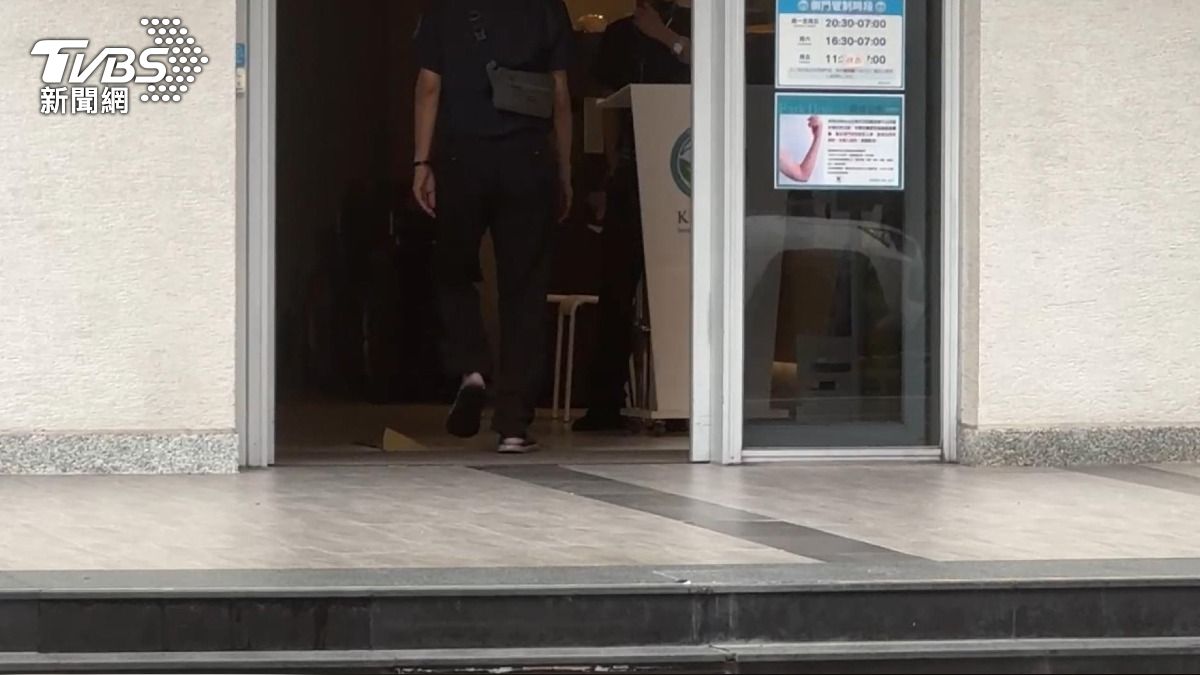 深夜醫院遭黑衣人強闖！保全遭拖行　疑產權糾紛爆衝突。(圖／TVBS)