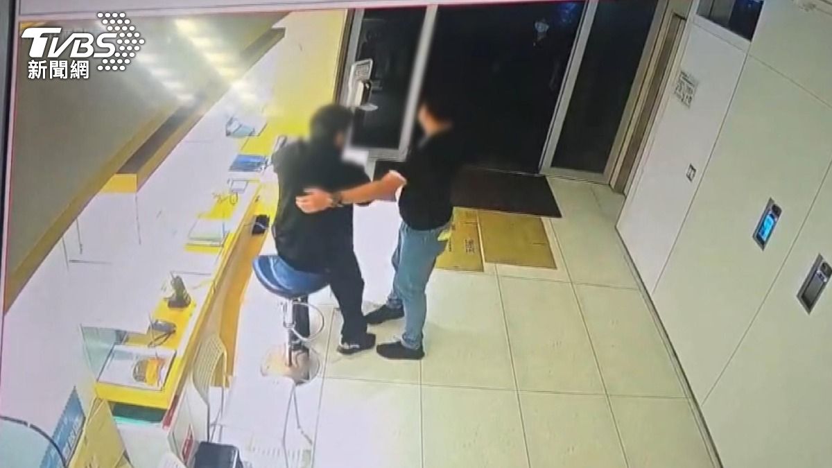 深夜醫院遭黑衣人強闖！保全遭拖行　疑產權糾紛爆衝突。(圖／TVBS)